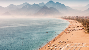 Türkei Anlaya Luftaufnahme Strand und Berge Foto iStock frantic00.jpg